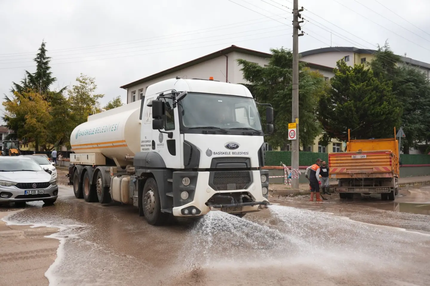 Başiskele'de Sel Sonrası Sokaklar Tazyikli Suyla Yıkanıyor