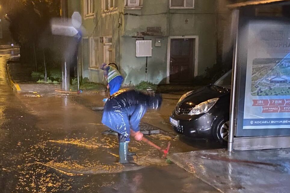 karamursel-belediyesi-gece-mesaisi-yagmur-suyu-mazgal-temizligi