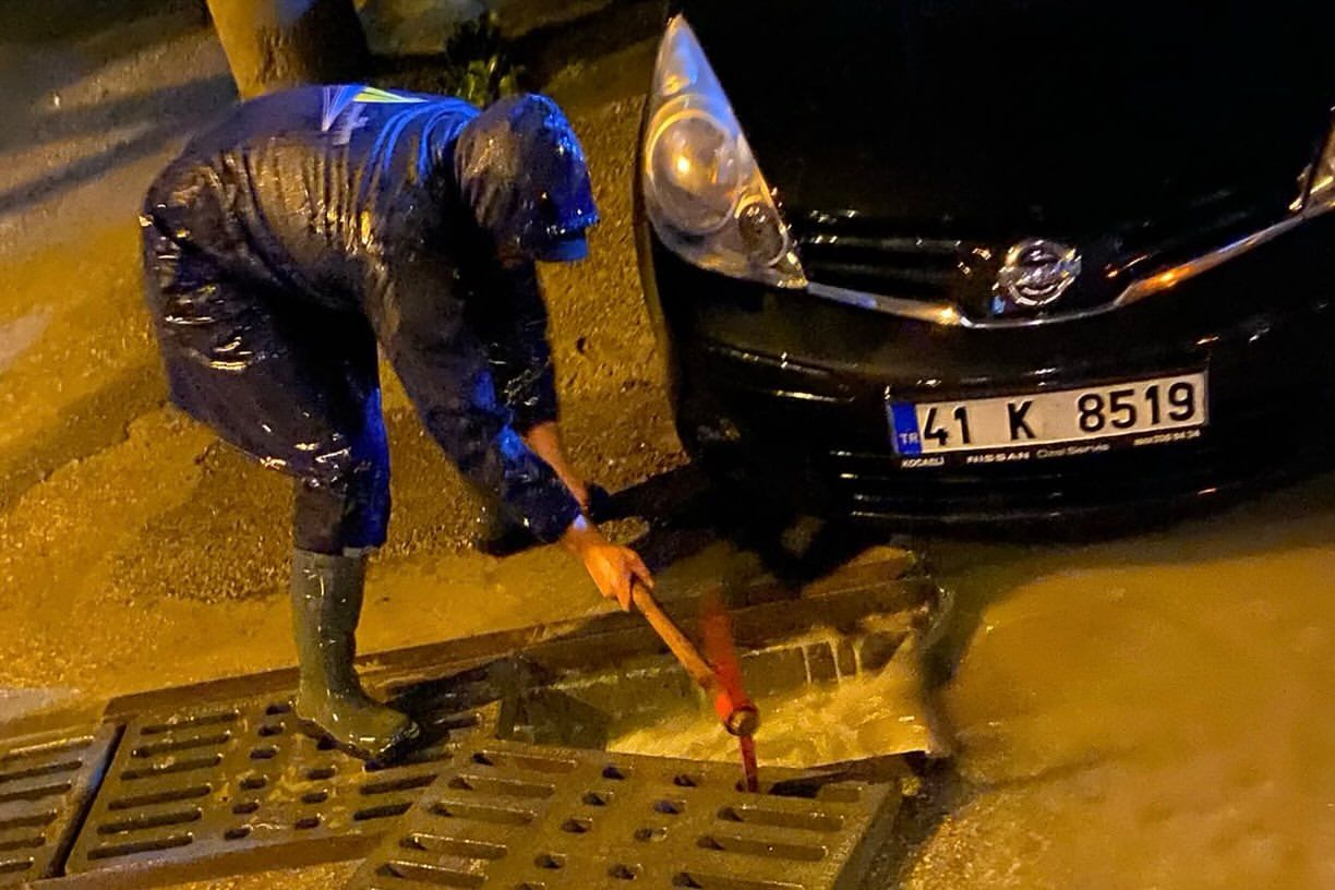 karamursel-belediyesi-gece-mesaisi-yagmur-suyu-mazgal-temizligi-1