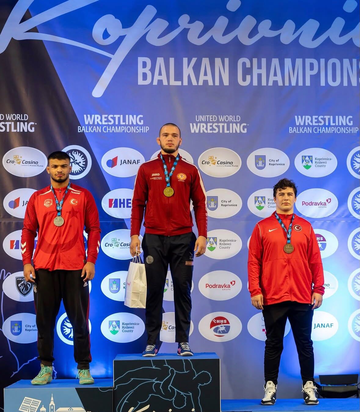 Balkan Şampiyonası'nda madalya kazanan Kocaeli Büyükşehir Belediyesi milli güreşçileri ve antrenörleri-2
