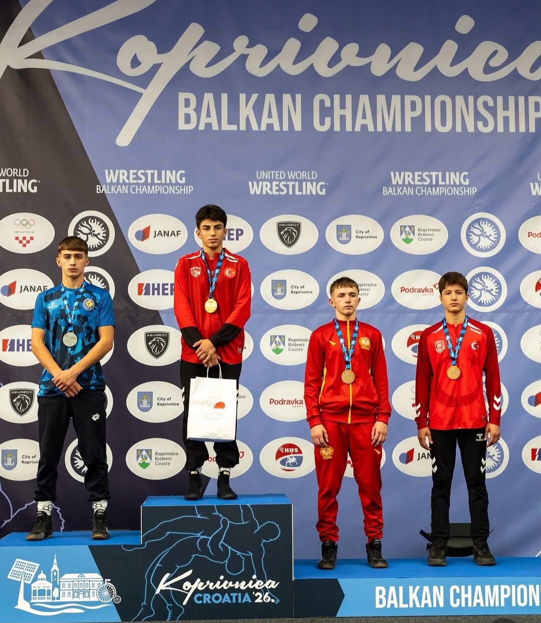 Balkan Şampiyonası'nda madalya kazanan Kocaeli Büyükşehir Belediyesi milli güreşçileri ve antrenörleri-3