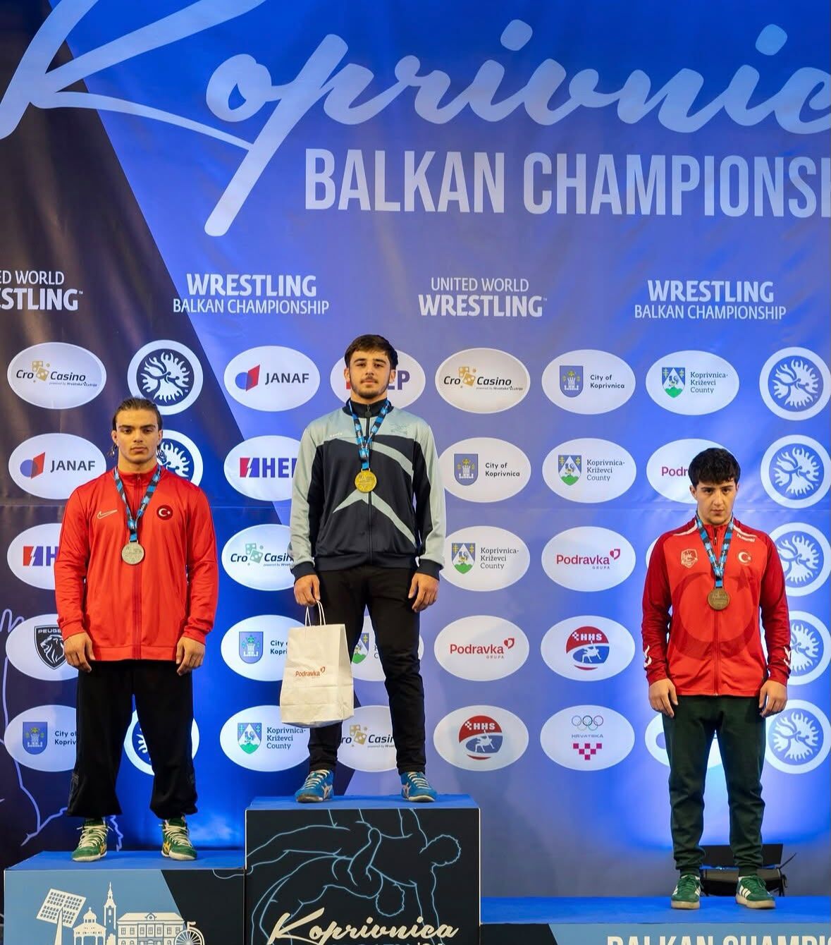 Balkan Şampiyonası'nda madalya kazanan Kocaeli Büyükşehir Belediyesi milli güreşçileri ve antrenörleri-1