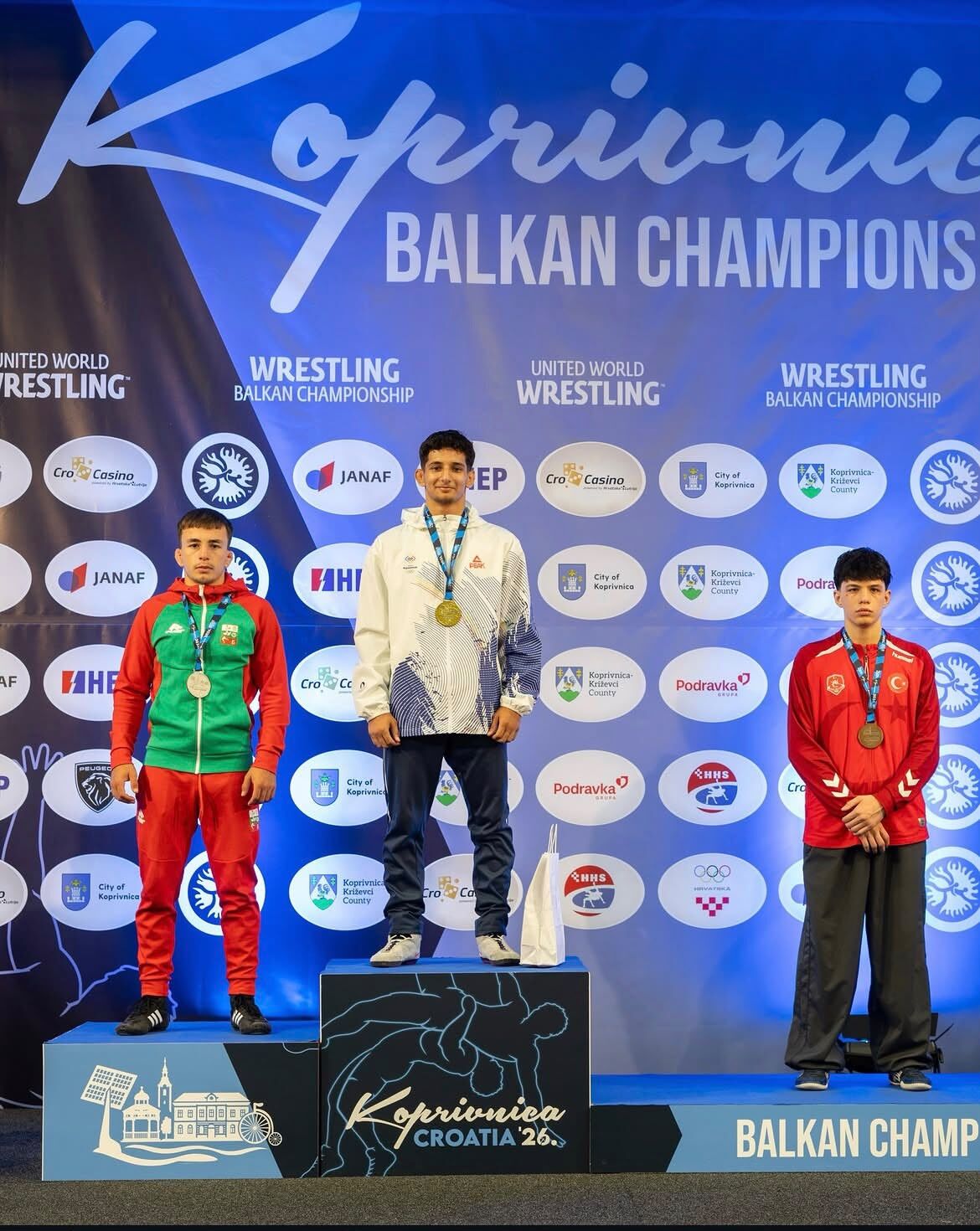 Balkan Şampiyonası'nda madalya kazanan Kocaeli Büyükşehir Belediyesi milli güreşçileri ve antrenörleri-4