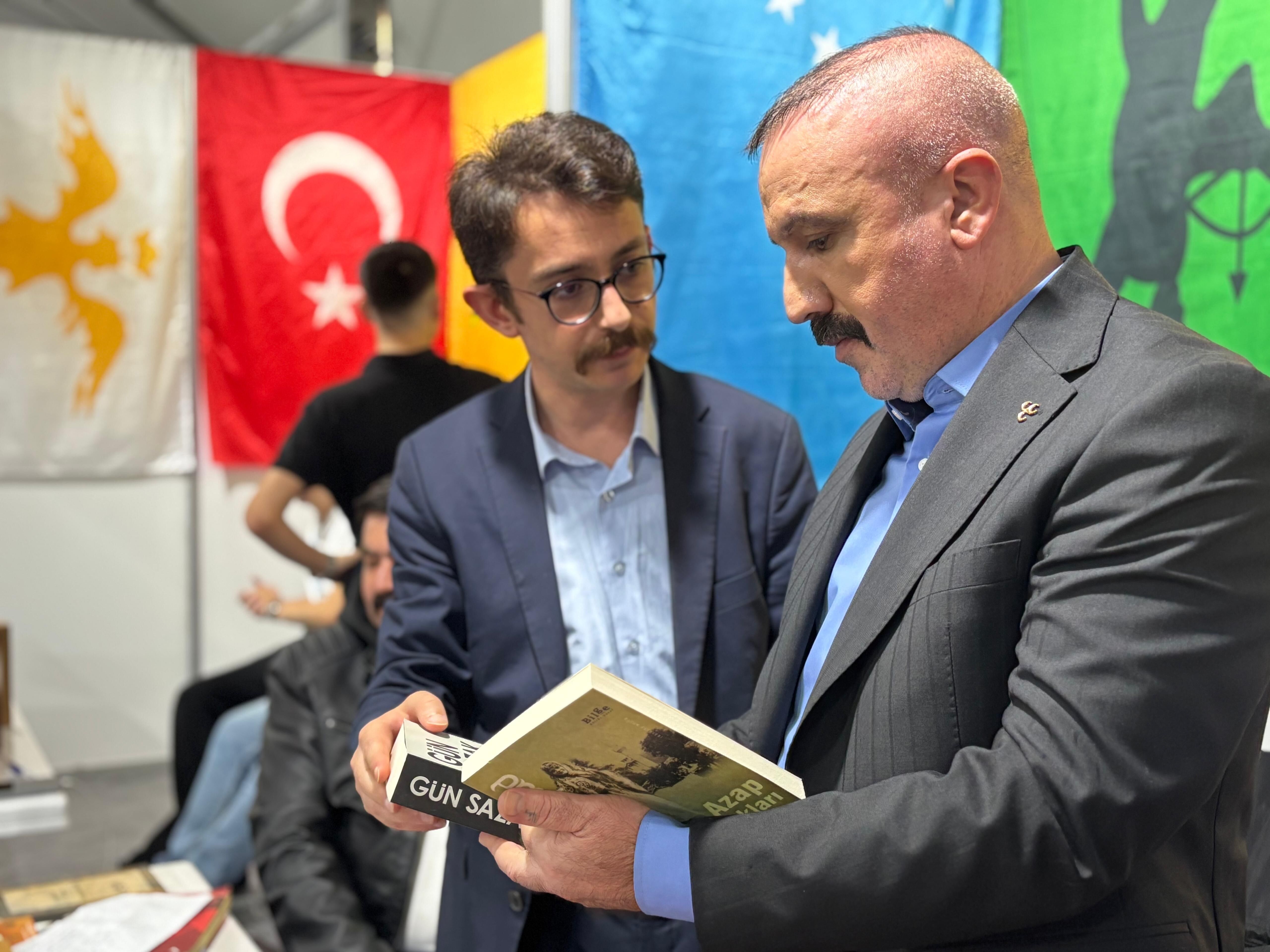 MHP Dilovası İlçe Teşkilatı Kocaeli Kitap Fuarı’nı Ziyaret Etti