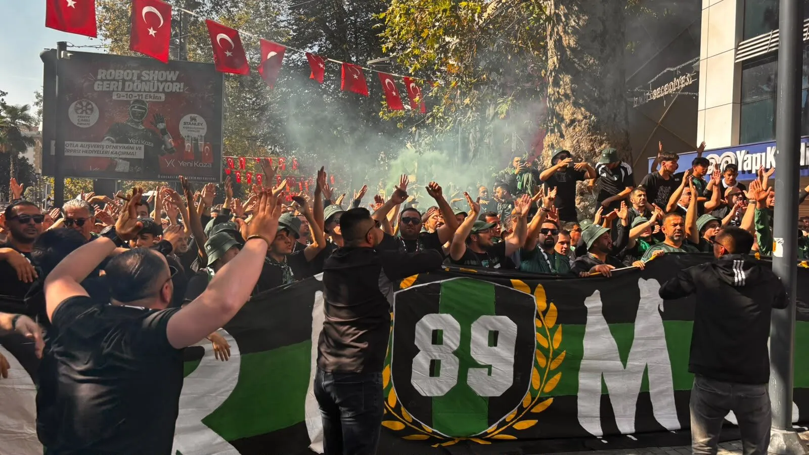 İZMİT’TE KOCAELİSPOR COŞKUSU: HODRİ MEYDAN DEPLASMAN YOLUNDA-1