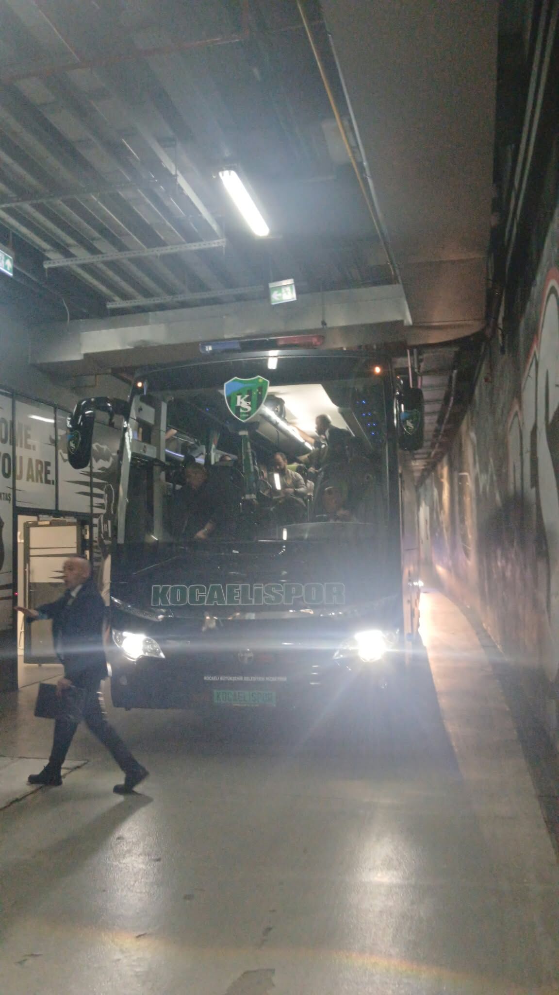 KOCAELİSPOR TAKIM OTOBÜSÜ TÜPRAŞ STADYUMU’NA GİRİŞ YAPTI!-2