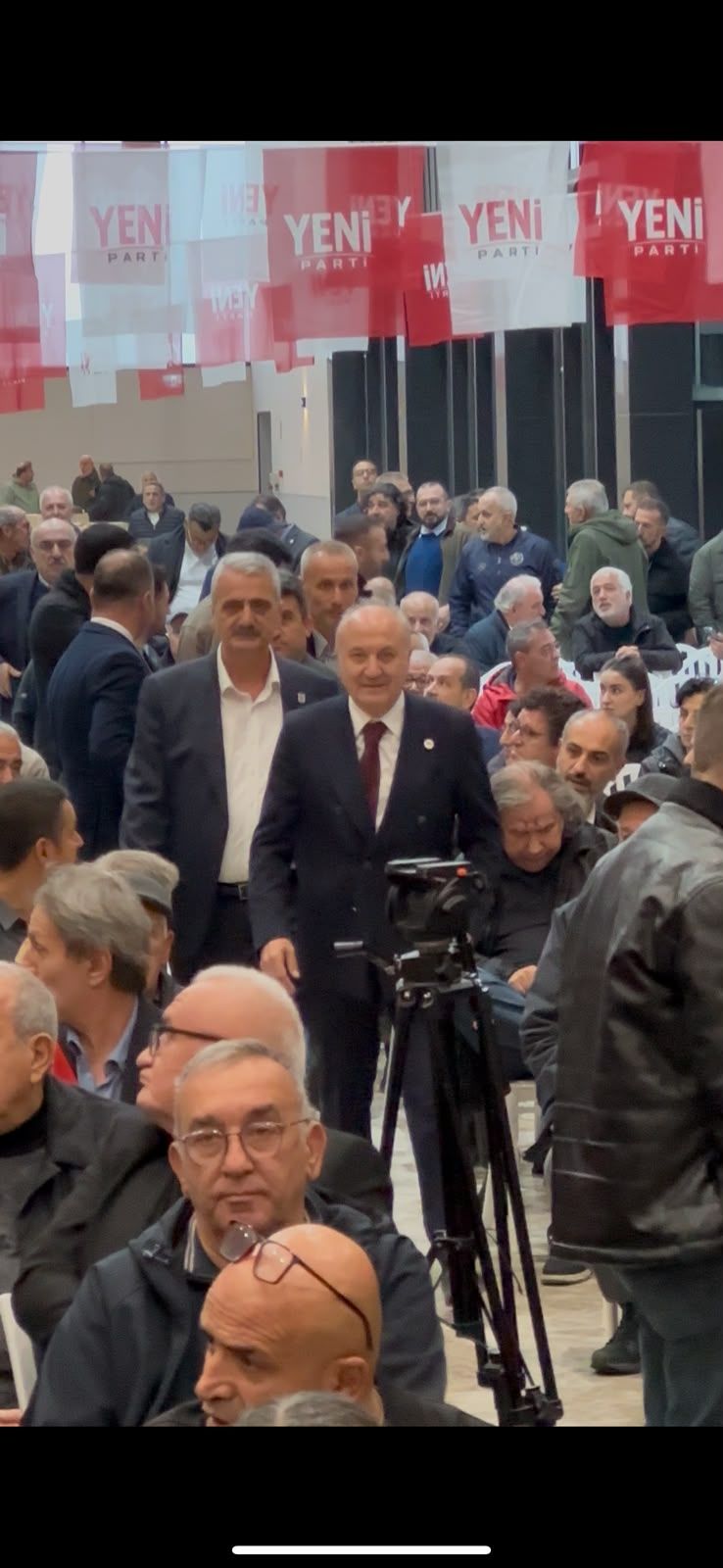salona alkışla girdi