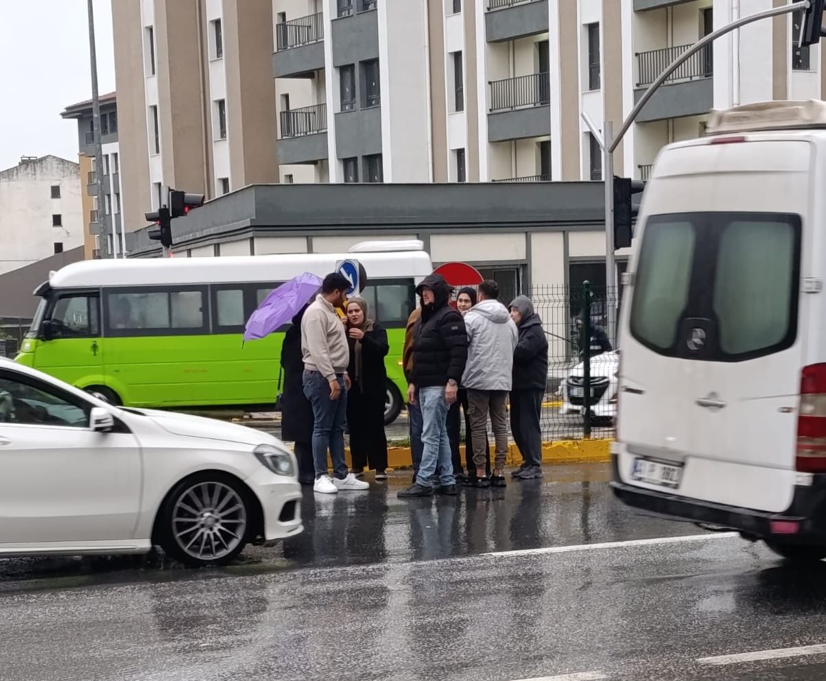 golcuk-mobil-isiklar-yaya-kazasi-otomobil-1