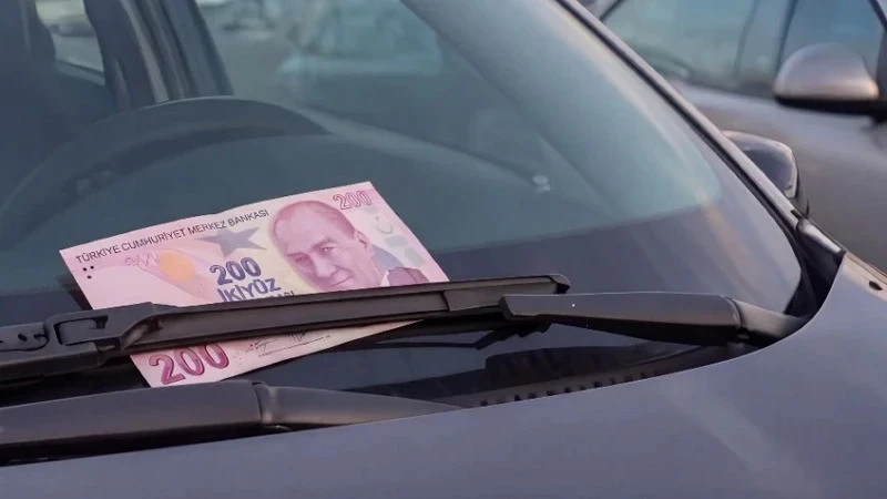Sürücülere yeni tuzak kuruyorlar: Sileceklerde 200 lira görürseniz 112'yi arayın