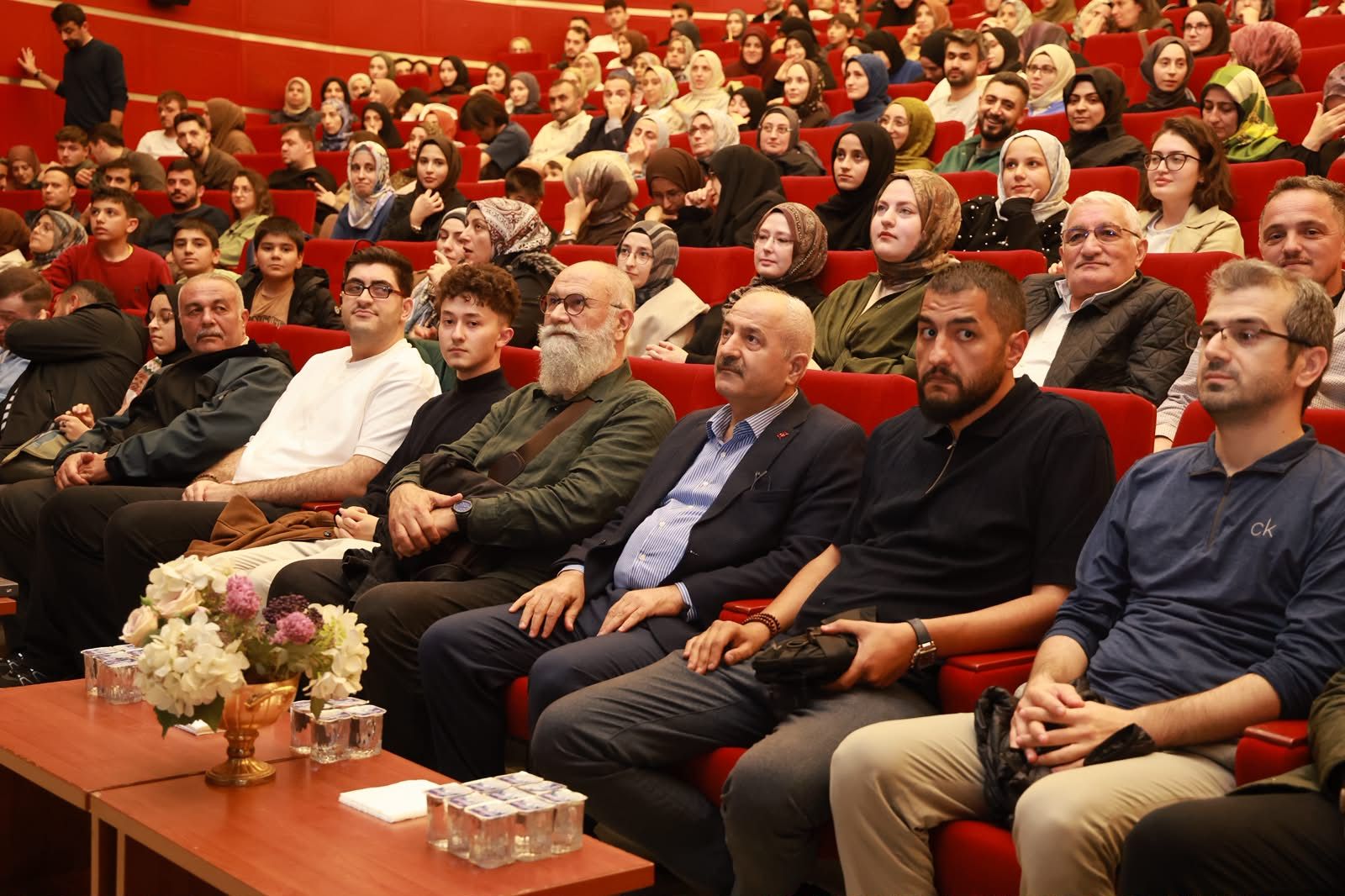 gebze-kultur-merkezi-altay-cem-meric-biz-kimiz-konferansi-zinnur-buyukgoz-1