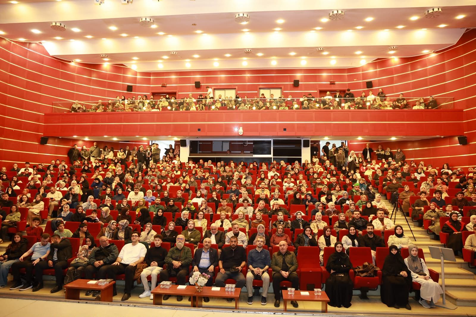 gebze-kultur-merkezi-altay-cem-meric-biz-kimiz-konferansi-zinnur-buyukgoz-2