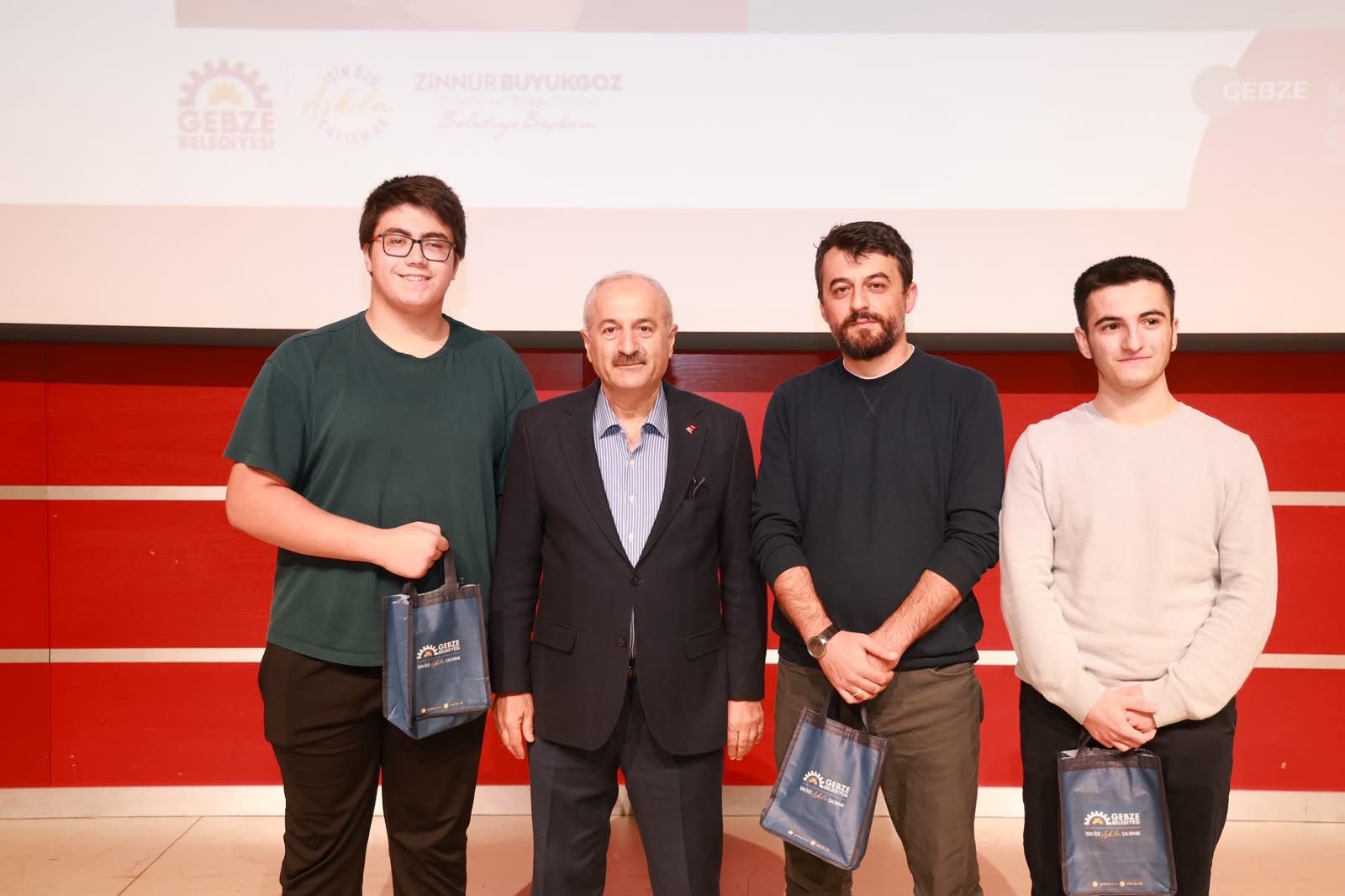 gebze-kultur-merkezi-altay-cem-meric-biz-kimiz-konferansi-zinnur-buyukgoz-3
