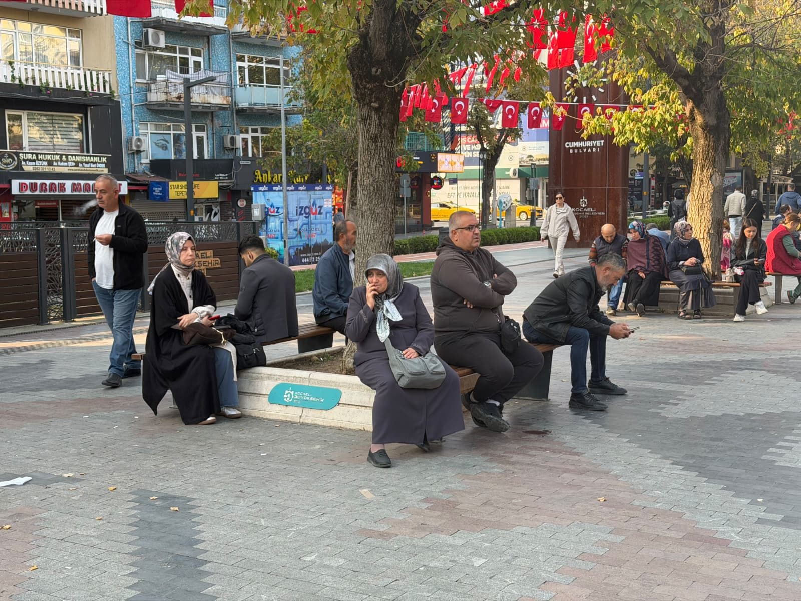 kocaeli-izmit-kpss-heyecani-okul-kapilari-bekleyen-aileler-1