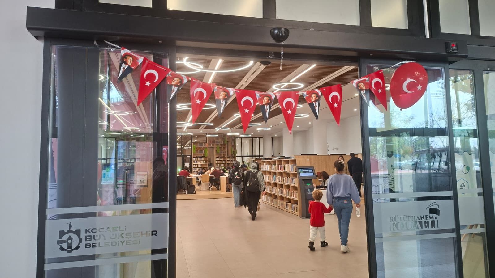 İzmit Alev Alatlı Kütüphanesi’nde Cumhuriyet Coşkusu Gençler Tatilde de Ders Başında-3