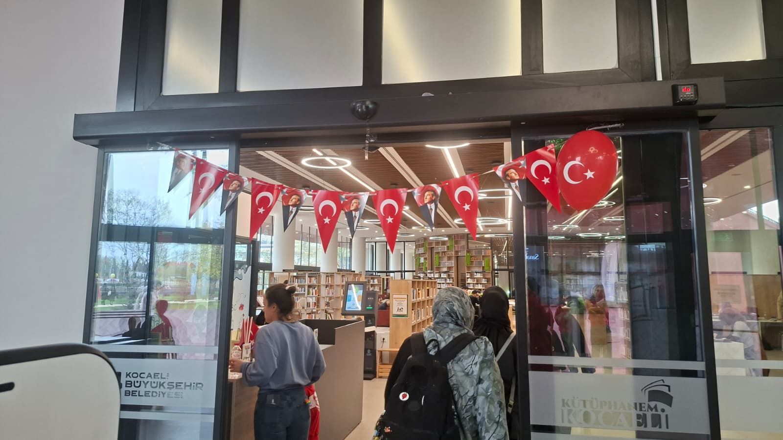 İzmit Alev Alatlı Kütüphanesi’nde Cumhuriyet Coşkusu Gençler Tatilde de Ders Başında-1