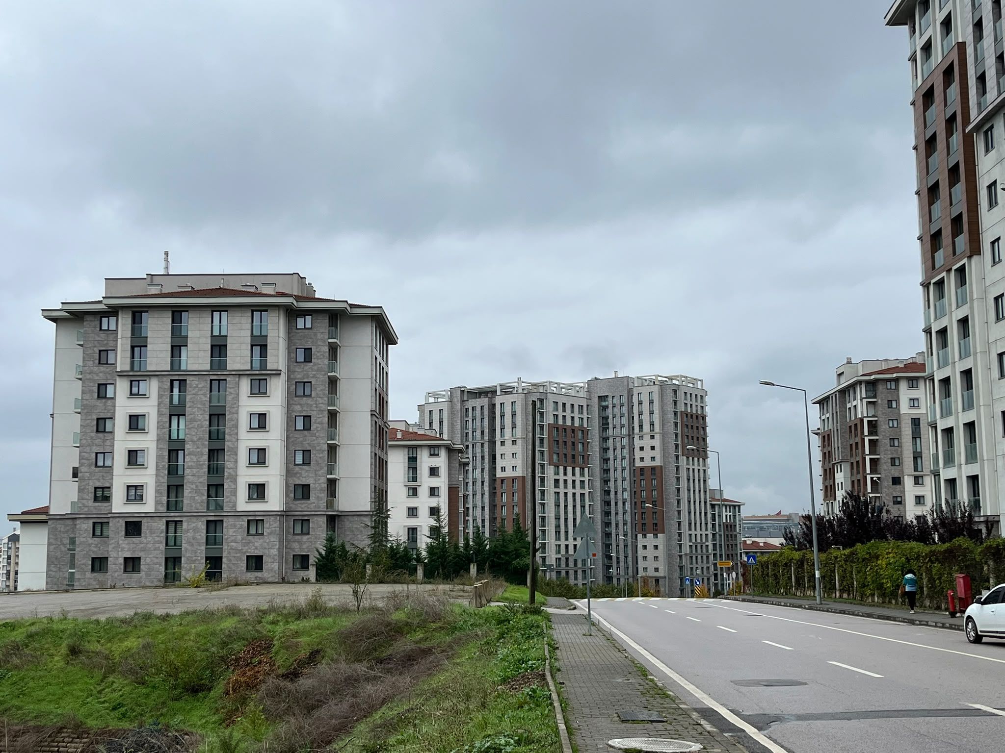 Gebze Kirazpınar’da İki Farklı Hayat Bir Arada: Bir Yanda Gecekondular, Diğer Yanda Lüks Rezidanslar!-3