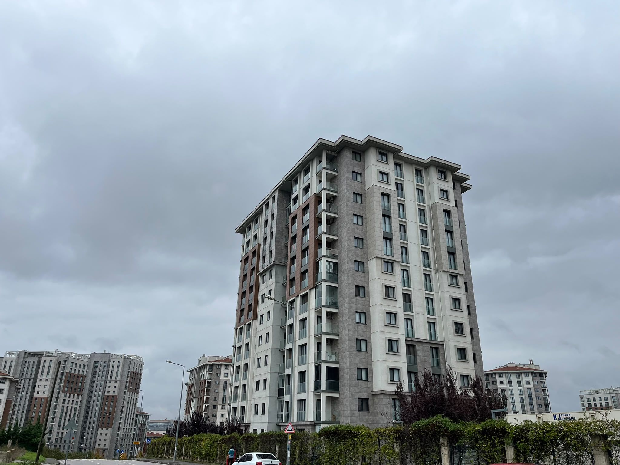 Gebze Kirazpınar’da İki Farklı Hayat Bir Arada: Bir Yanda Gecekondular, Diğer Yanda Lüks Rezidanslar!-4