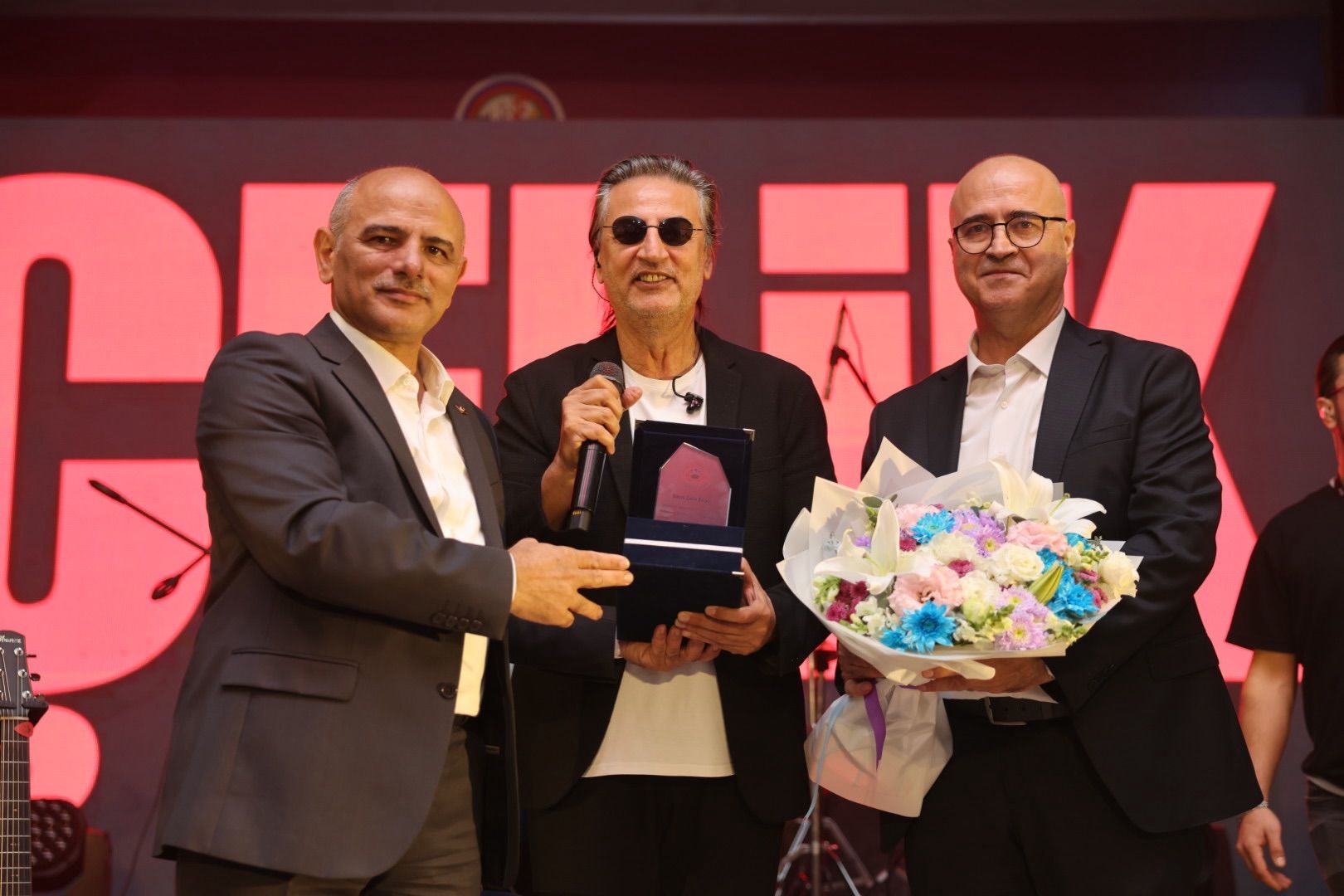 korfez-belediye-baskani-sener-sogut-yarimca-ortaokulu-70-yil-celik-konseri-3