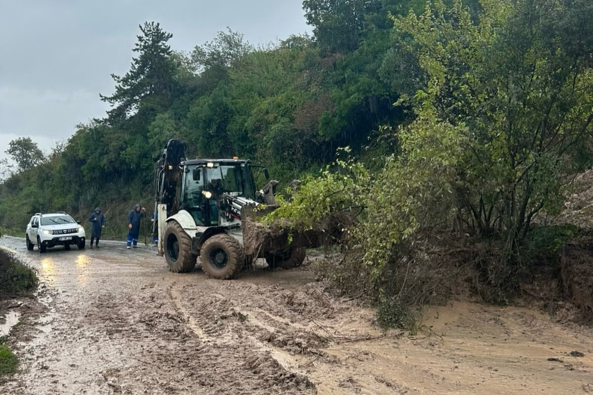 karamursel-belediyesi-siddetli-yagis-yol-temizleme-is-makinesi