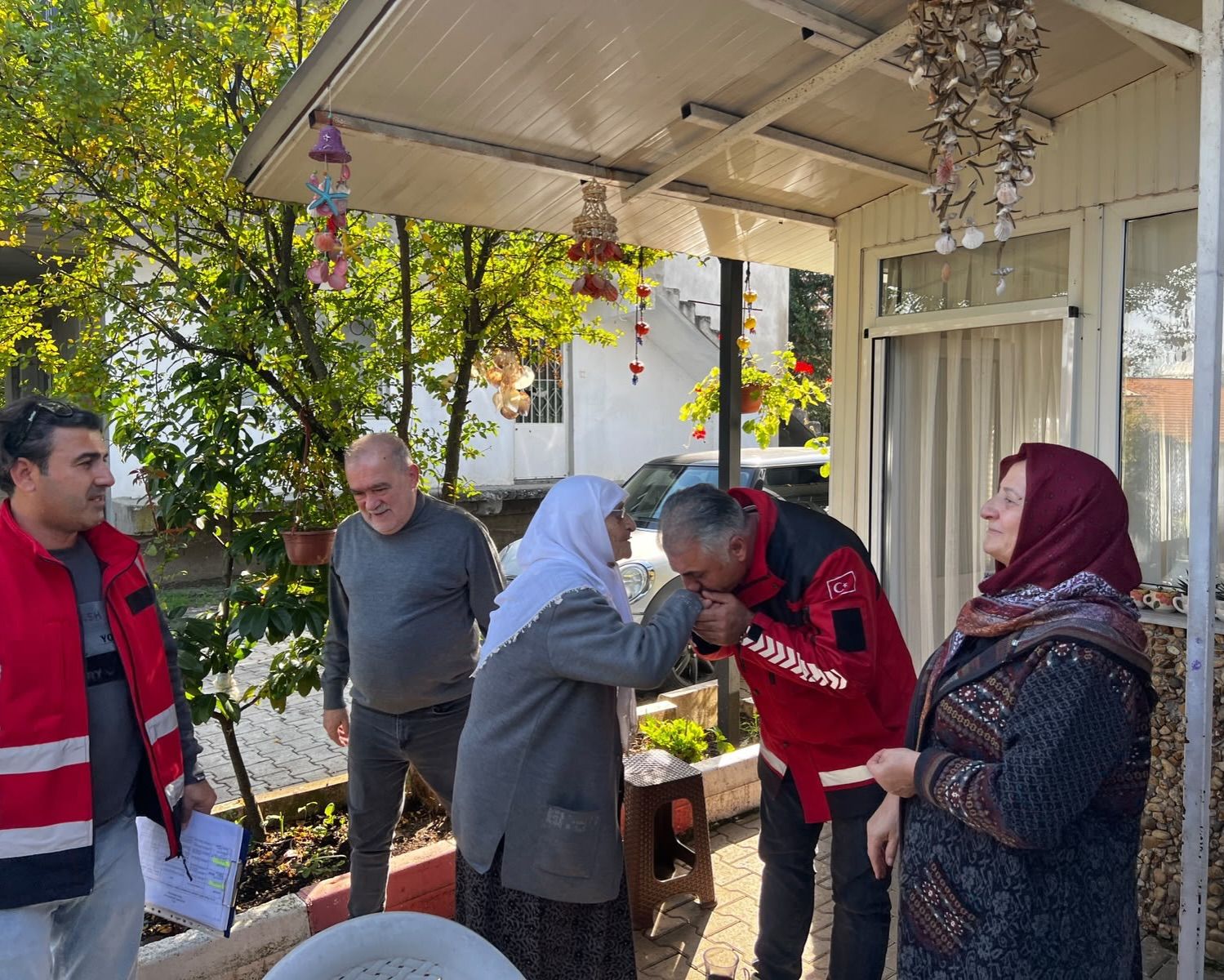 kartepe-belediyesi-baskan-yardimcilari-afetzede-ziyareti-1